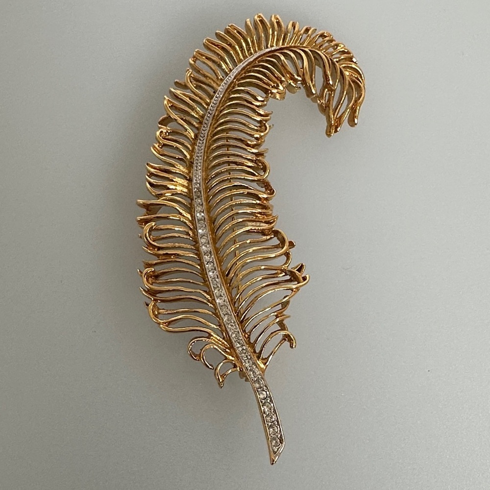 Elegant Gold Feather Brooch